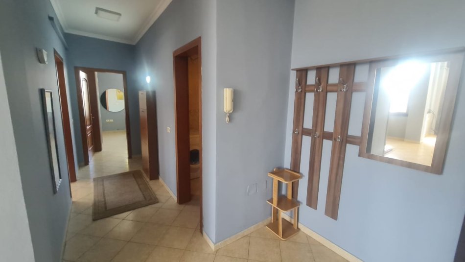 Tirane, jepet me qera apartament 2+1 Kati 10, 106 m² 1.100 € (Qender, Perballe Parlamentit)