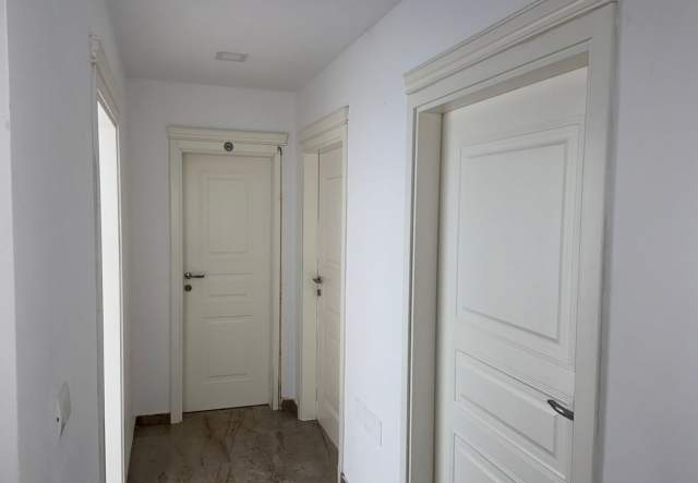 Elbasan, jepet me qera ambjent biznesi 48 m² 20.000 Leke