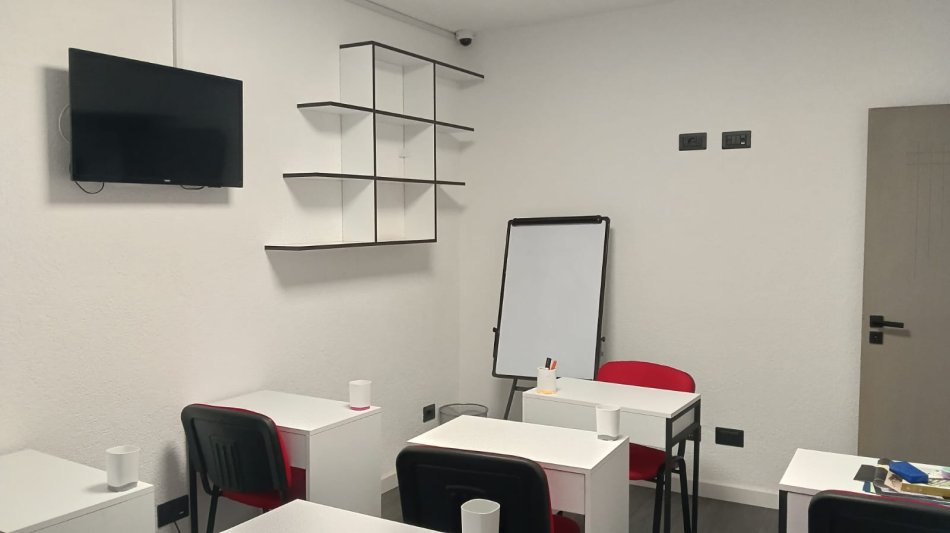 Tirane, jepet me qera zyre Kati 0, 93 m² 800 € (21 Dhjetori)