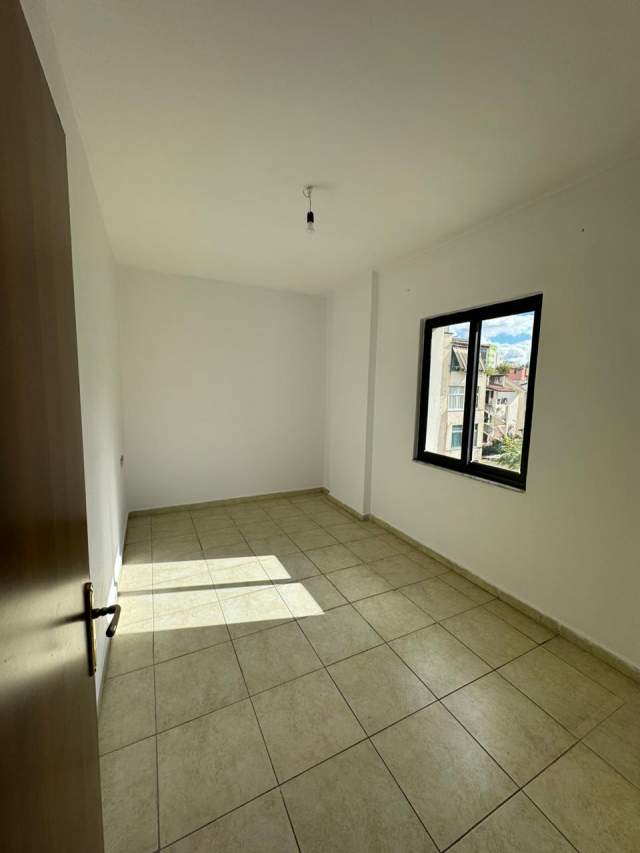 Tirane, jepet me qera apartament 2+1+BLK Kati 3, 115 m² 40.000 Leke (prane Hotel Palma)