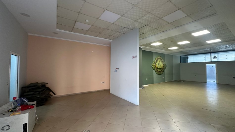 Tirane, jepet me qera ambjent biznesi , Kati 0, 120 m² 1,000 € (Bulevardi Zogu i Pare)