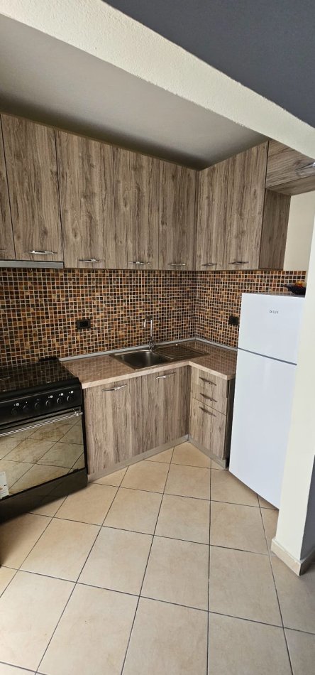 Tirane, jepet me qera apartament 2+1 , 77 m² 400 € (Porcelan)