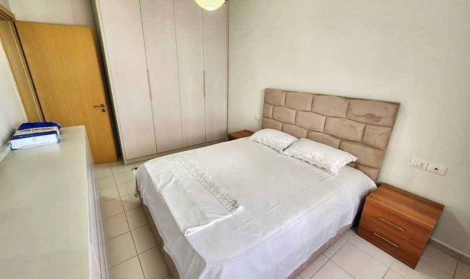 Tirane, jepet me qera apartament 1+1+Ballkon Kati 3, 65 m² 500 € (Liqeni i thate prane hotel sokrati)