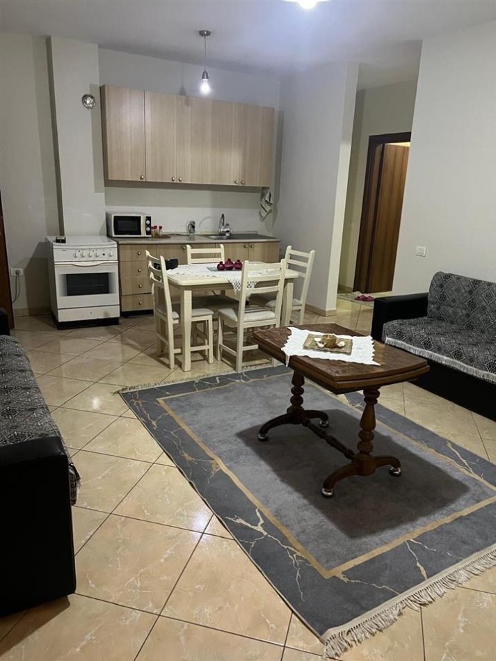 Tirane, jepet me qera apartament 2+1+Ballkon Kati 3, 80 m² 400 € (Rruga Kongresi Manastirit ,prane pediatrise)
