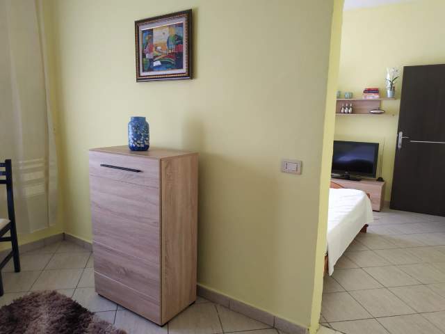 Tirane, jepet me qera apartament 1+1 Kati 5, 50 m² 380 Euro (Bllok Pallatet Agimi)
