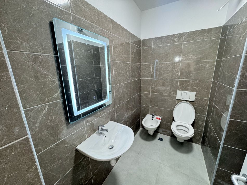 Tirane, jepet me qera apartament 1+1 Kati 2, 68 m² 350 € (ali demi)