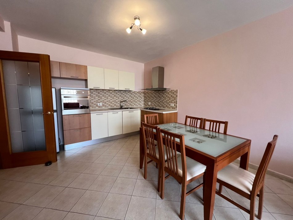 Tirane, jepet me qera apartament 2+1 , 108 m² 700 € (Pazari i ri)