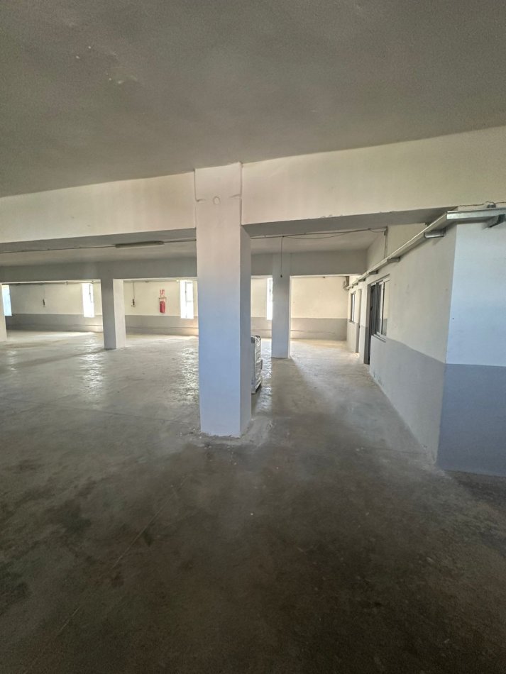 Durres, jepet me qera magazine Kati 1, 635 m² 1.270 € (Prane zyrave te Pascuccit, Shkozet)