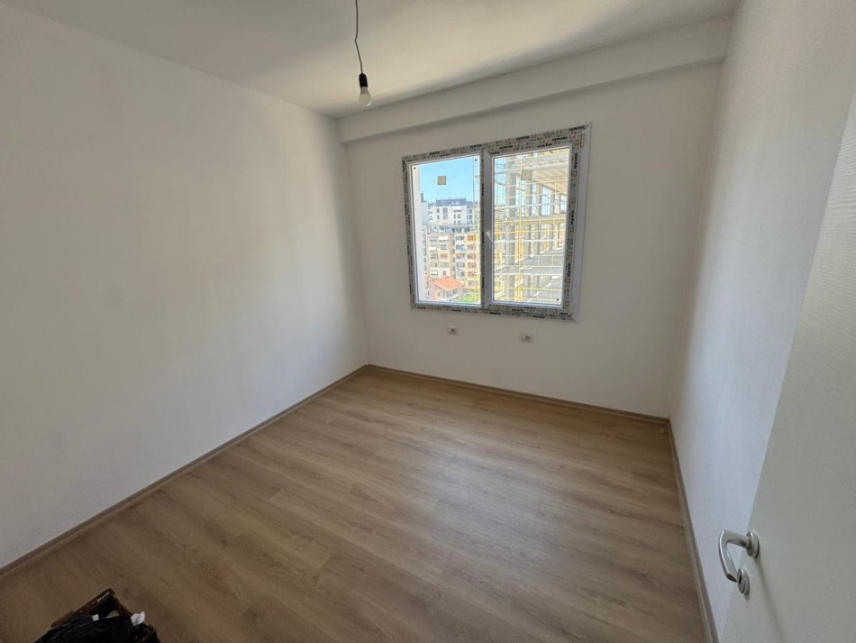 Tirane, jepet me qera apartament 2+1 Kati 6, 80 m² 550 € (ish fusha e aviacionit)