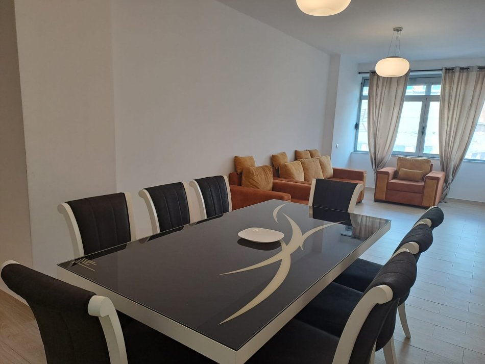 Tirane, jepet me qera apartament 2+1 Kati 3, 100 m² 890 € (Rruga Fortuzi)