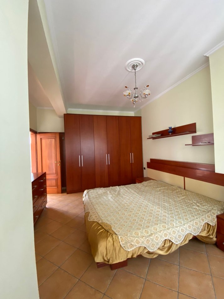 Tirane, jepet me qera Vile 4+1 Kati 1, 270 m² 2.500 € (don bosko)