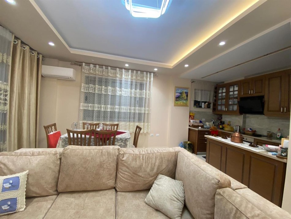 Tirane, jepet me qera apartament 2+1+Ballkon Kati 3, 117 m² 550 € (Fresk ,prane Restorant Fresku)