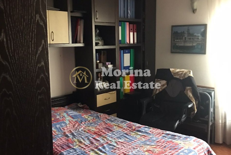 Tirane, jepet me qera apartament 3+1 Kati 3, 155 m² 700 € (Komuna Parisit)