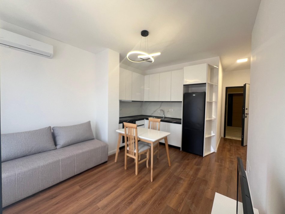 Tirane, jepet me qera apartament 1+1+Ballkon Kati 4, 52 m² 500 € (Stacioni trenit)