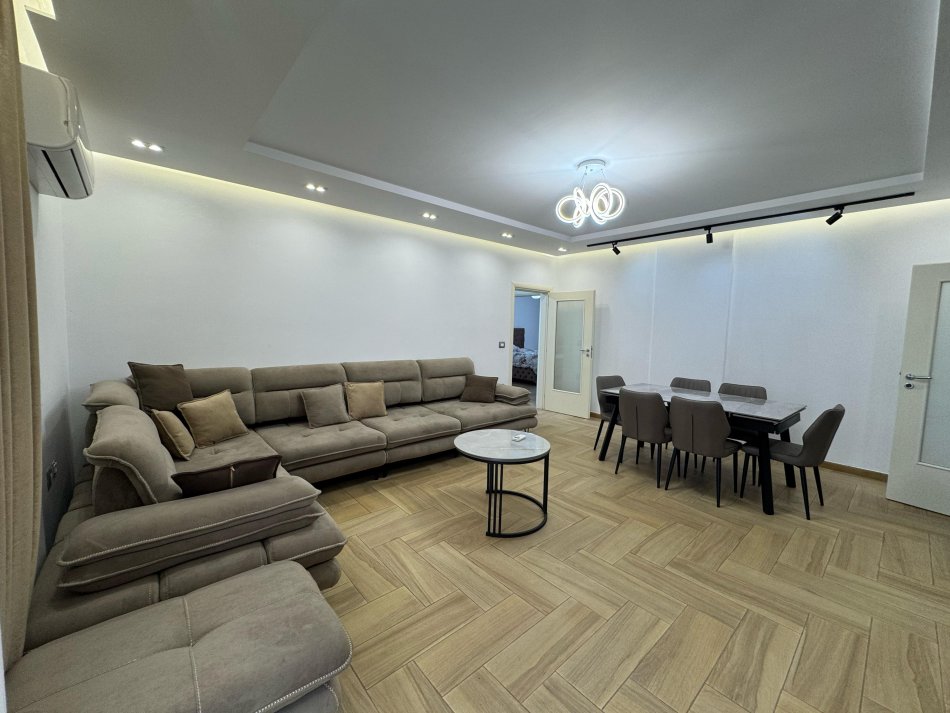 Tirane, jepet me qera apartament 2+1 Kati 4, 110 m² 900 € (tek mozaiku i tiranes)