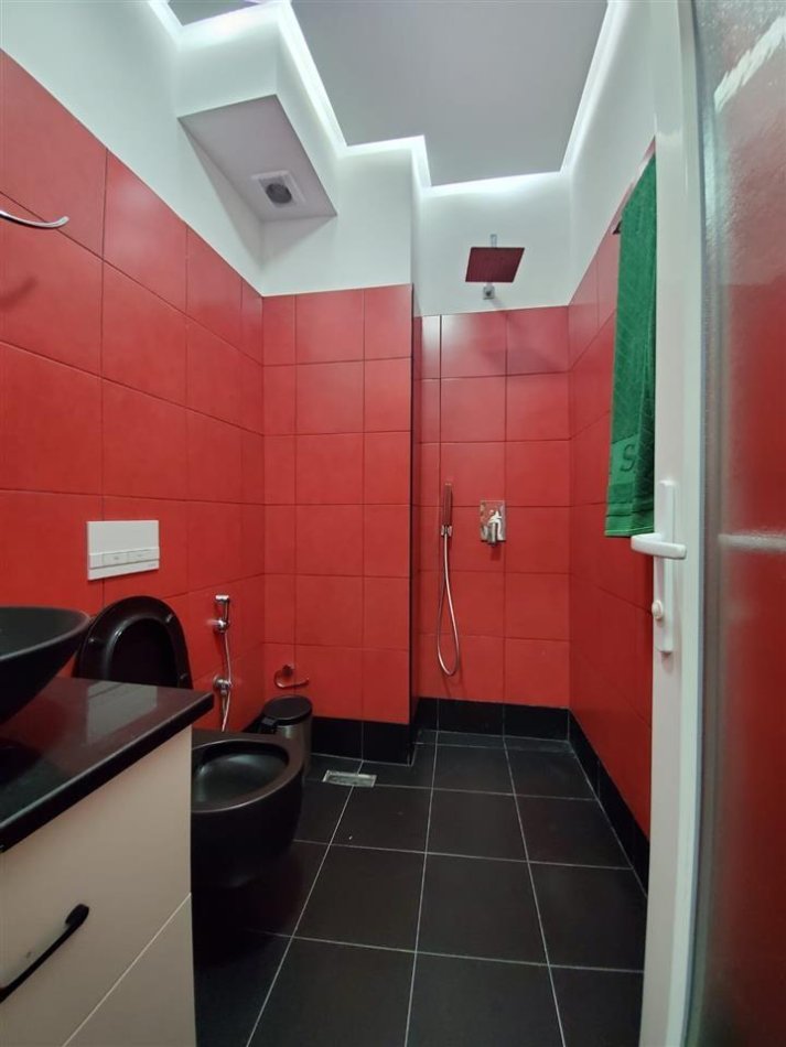 Tirane, jepet me qera apartament 2+1+Ballkon Kati 1, 100 m² 800 € (Rruga e dibres prane viles gold)