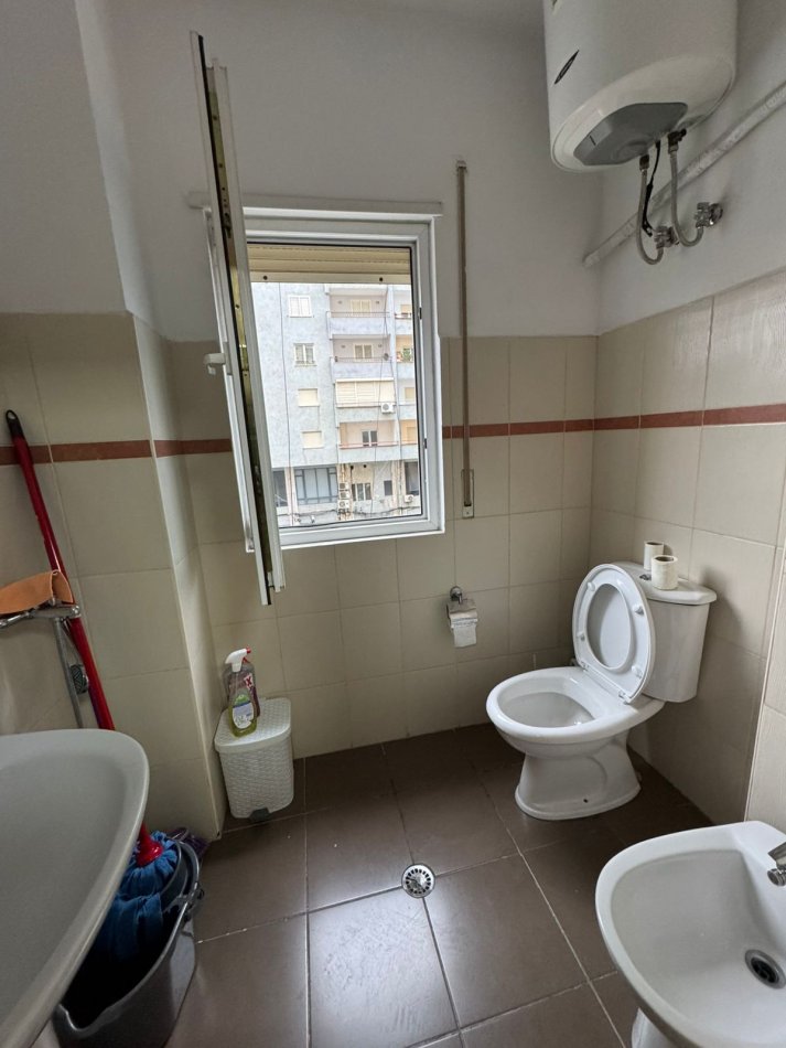 Durres, jepet me qera zyre Kati 2, 50 m² 250 € (Vollga Durres)