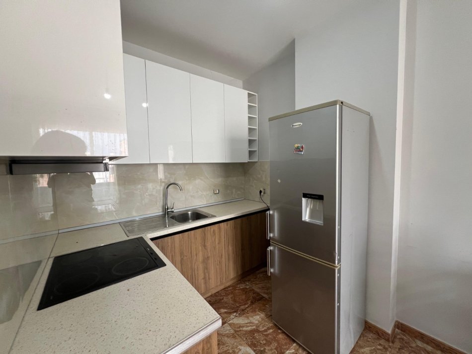 Tirane, jepet me qera 1+1 Kati 8, 70 m² 400 € (Astir)