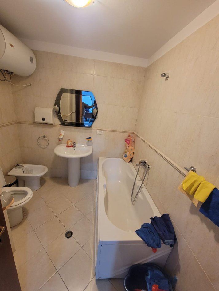 Tirane, jepet me qera zyre Kati 6, 150 m² 1.600 € (Bllok)