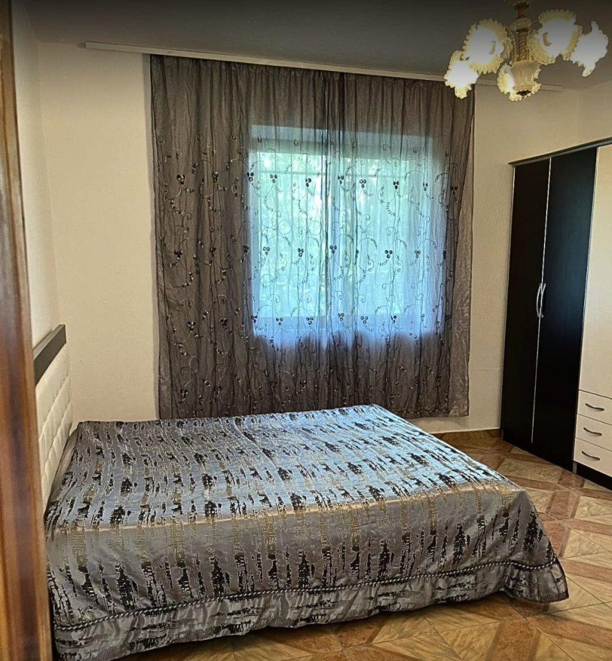 Tirane, jepet me qera apartament 1+1+Ballkon Kati 1, 58 m² 350 € (Rruga teodor Keko ,Kat Vile me parkim)