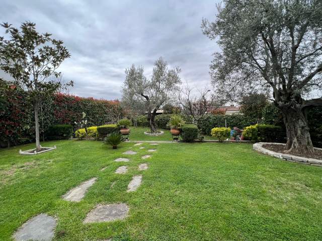 Tirane, jepet me qera Vile 4+1 Kati 2, 230 m² 3.000 Euro (TEG)