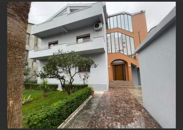 Durres, jepet me qera Vile 365 m² 600 Euro