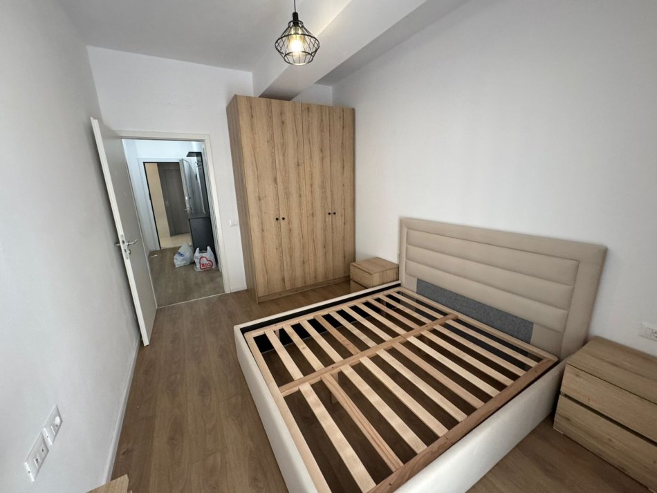 Tirane, jepet me qera apartament 1+1 Kati 4, 68 m² 400 € (ali demi)