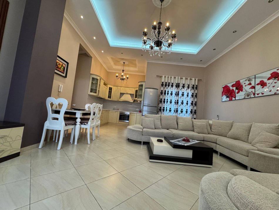 Tirane, jepet me qera apartament 2+1 Kati 4, 105 m² 800 € (Kopshti Botanik)