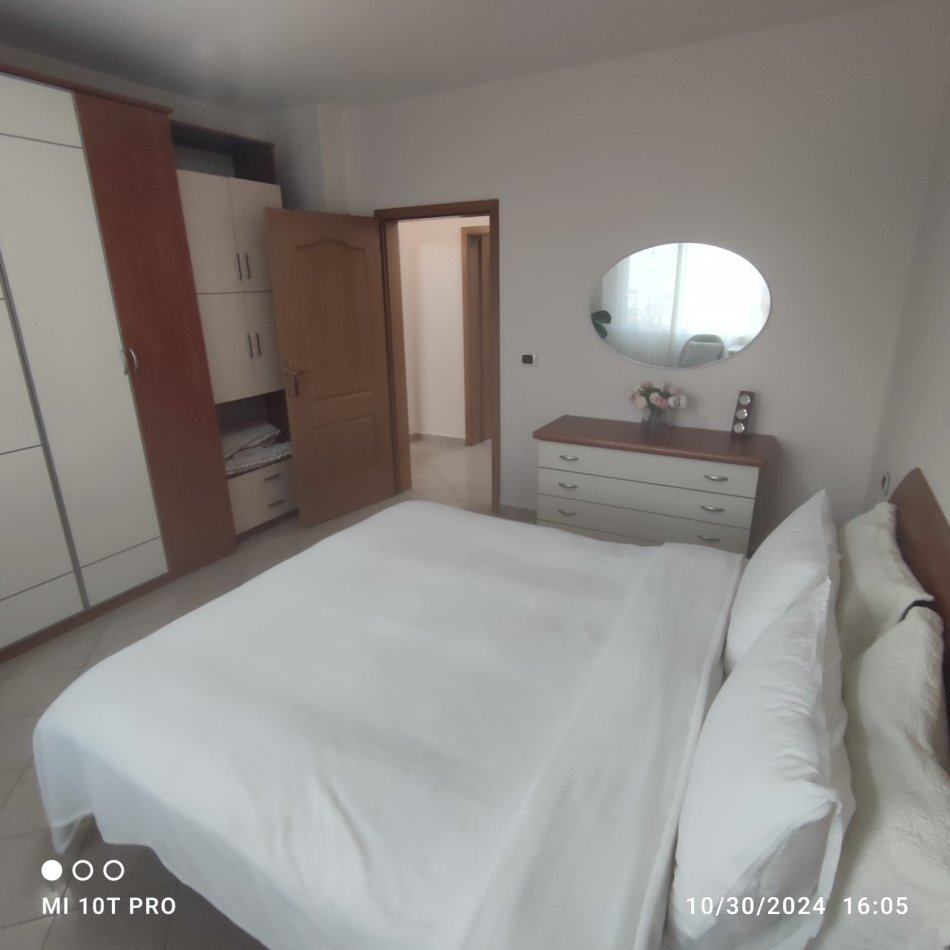Tirane, jepet me qera apartament 2+1 Kati 10, 1.000 € (Ish Blloku)