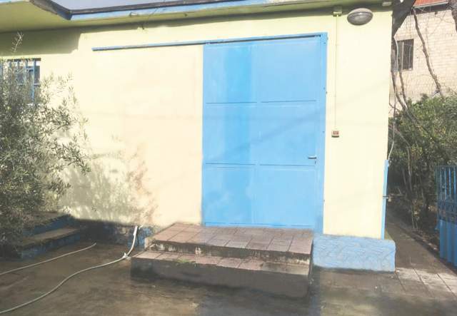Tirane, shitet magazine 215 m² 107.500 Euro