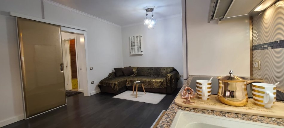 Tirane, jepet me qera apartament 1+1+Ballkon Kati 5, 60 m² 620 € (Komuna e Parisit prane Caffe de Paris)