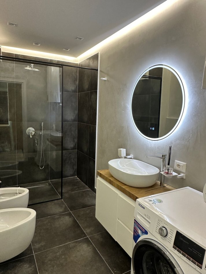 Tirane, jepet me qera apartament 1+1+Ballkon Kati 2, 71 m² 700 € (pazari i ri)