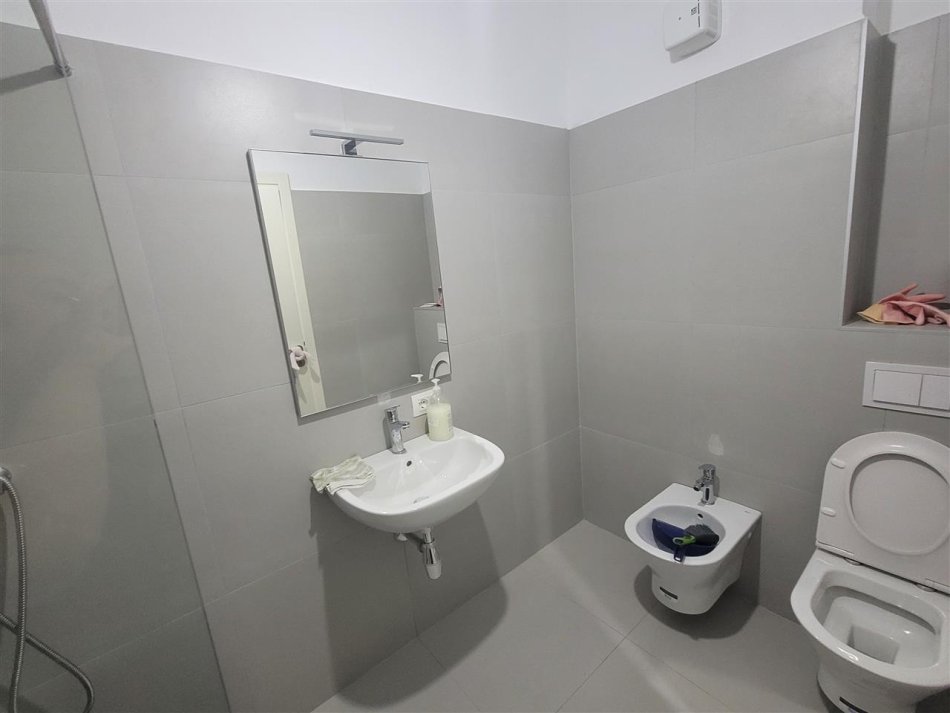 Tirane, jepet me qera apartament 1+1+Ballkon Kati 3, 70 m² 500 € (asl 2)