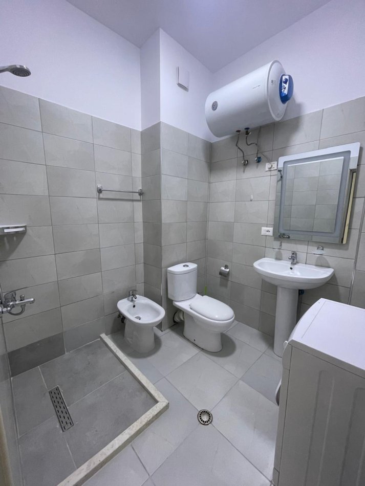 Tirane, jepet me qera apartament 1+1+Ballkon Kati 1, 60 m² 400 € (VILAT GJERMANE)