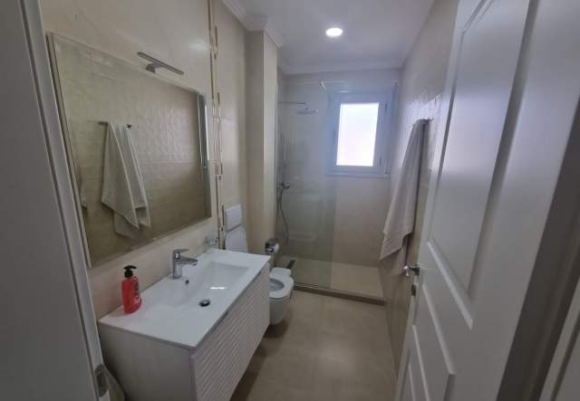 Vlore, jepet me qera apartament 2+1+BLK Kati 8, 127 m² 500 Euro (Rruga Çamëria, Vlorë)