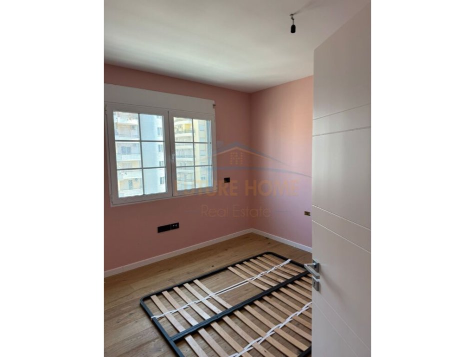Vlore, shitet apartament 3+1 Kati 8, 180 m² 300.000 € (Bulevardi Ismail Qemali)