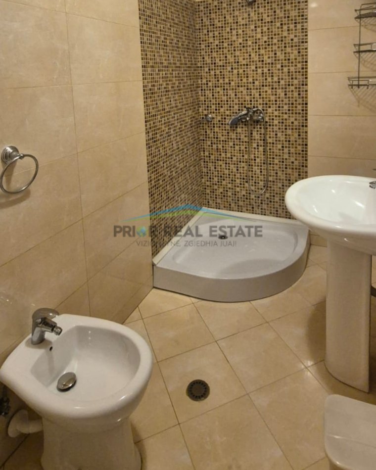 Tirane, jepet me qera zyre 3+1+2+Post Parkimi, Kati 3, 127 m² 1.400 € (Ekspozita)