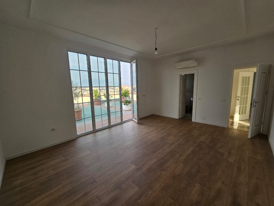 Tirane, jepet me qera apartament 2+1 Kati 11, 300 m² 1.500 € (Yzberisht)
