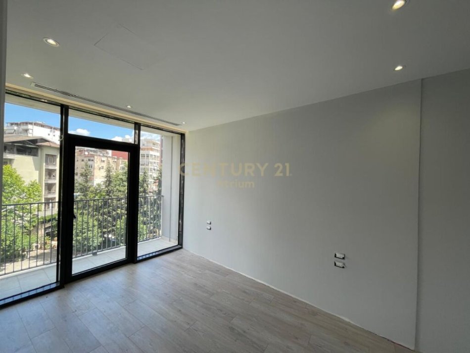 Tirane, jap me qera ambjent biznesi+POST PARKIMI , 125 m² 1,350 € (Rruga e Kosovareve)
