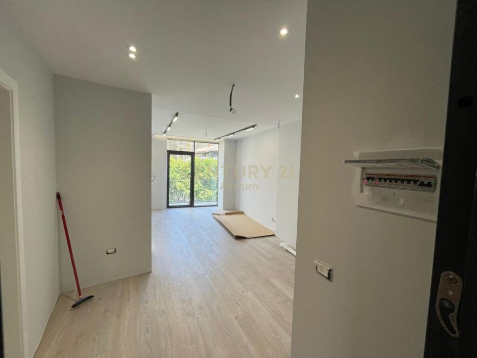 Tirane, jap me qera ambjent biznesi+POST PARKIMI , 125 m² 1,350 € (Rruga e Kosovareve)