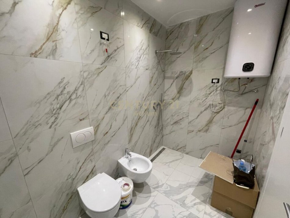 Tirane, jap me qera ambjent biznesi+POST PARKIMI , 125 m² 1,350 € (Rruga e Kosovareve)