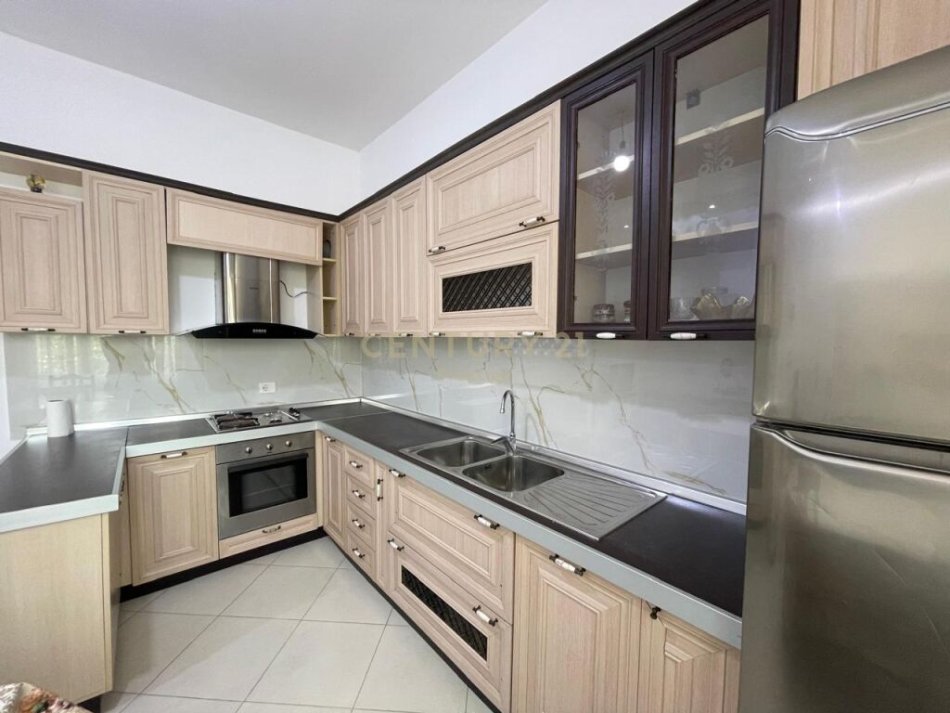 Tirane, jepet me qera apartament 2+1 Kati 1, 95 m² 500 € (porta egjelber saukk)