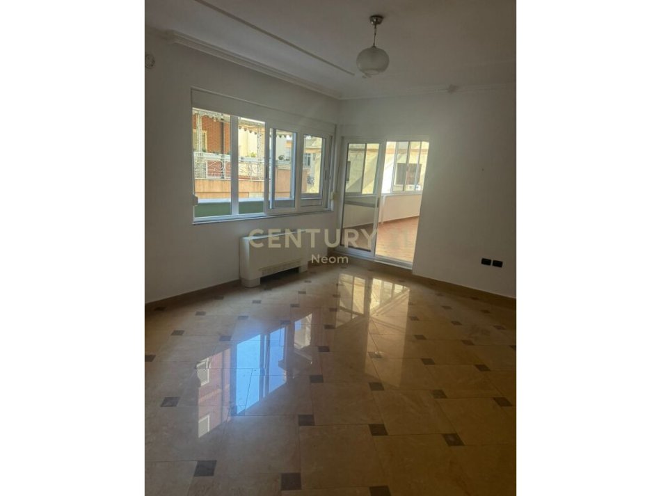 Tirane, jepet me qera apartament 3+1 Kati 2, 170 m² 1.600 € (Ish Blloku)