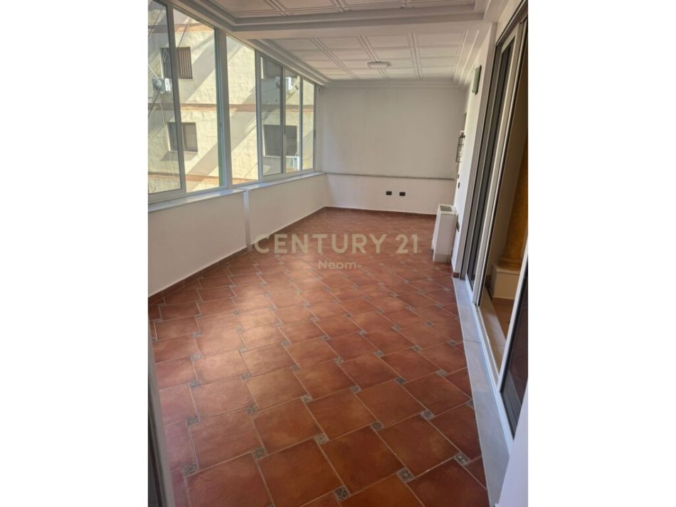 Tirane, jepet me qera apartament 3+1 Kati 2, 170 m² 1.600 € (Ish Blloku)