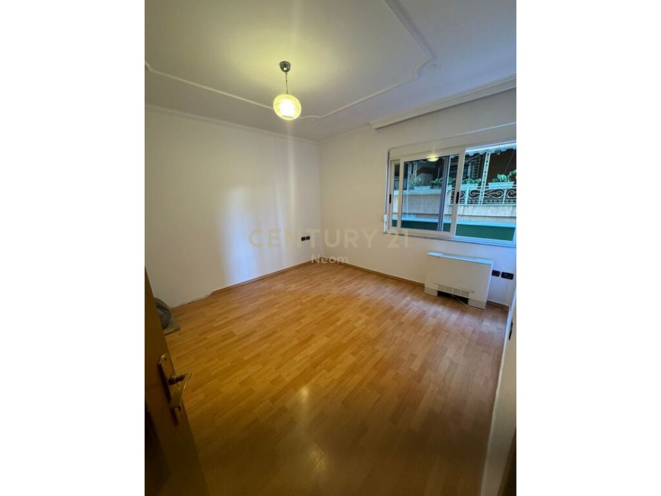 Tirane, jepet me qera apartament 3+1 Kati 2, 170 m² 1.600 € (Ish Blloku)