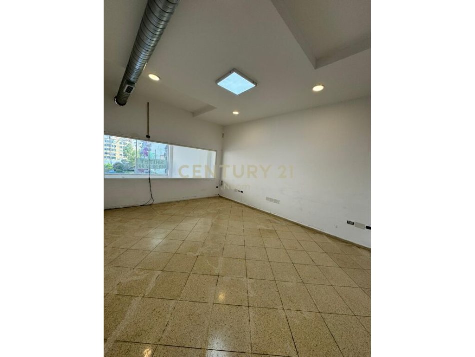 AMBIENT BIZNESI PER SHITJE TE MBIKALIMI I KOMUNES SE PARISIT!Neom94296