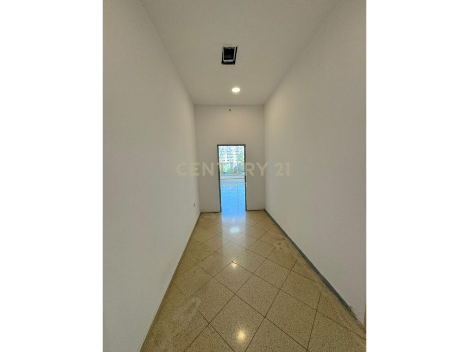 AMBIENT BIZNESI PER SHITJE TE MBIKALIMI I KOMUNES SE PARISIT!Neom94296