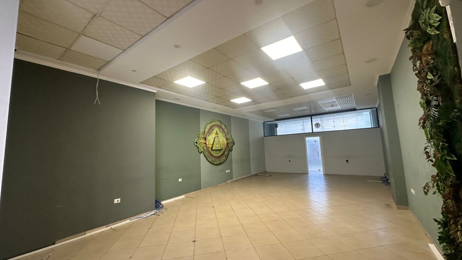 Tirane, jepet me qera ambjent biznesi , Kati 0, 120 m² 1,000 € (Bulevardi Zogu i Pare)