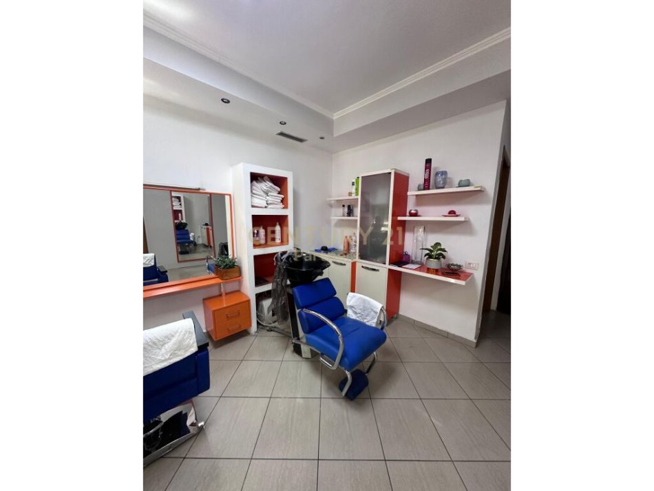 Tirane, shitet zyre Kati 1, 65 m² 150.000 € (Rruga e Kavajes, prane Mullirit)
