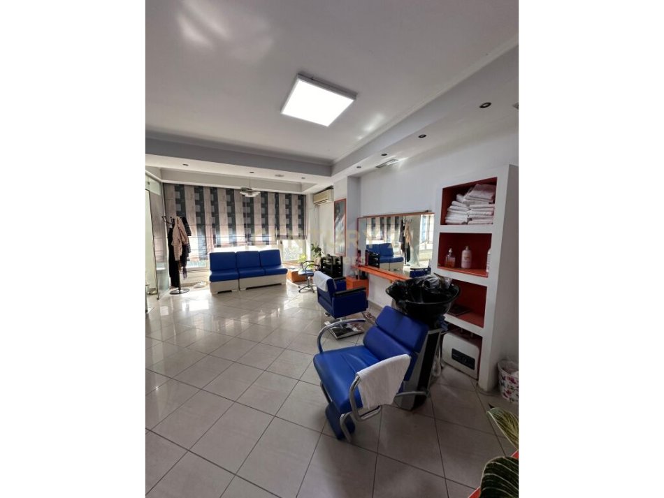 Tirane, shitet zyre Kati 1, 65 m² 150.000 € (Rruga e Kavajes, prane Mullirit)